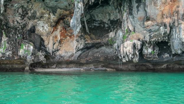 Grössere Höhle an der Ostküste von Koh Tai.